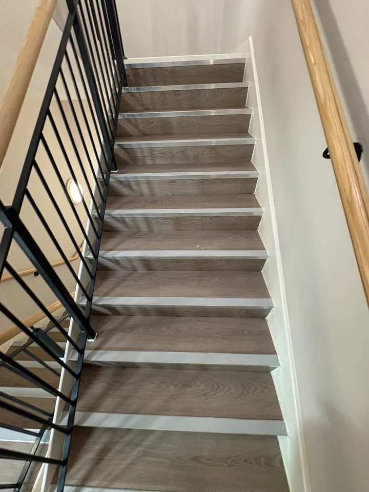 Wood-effect flooring fitted on stairs with metal nosings